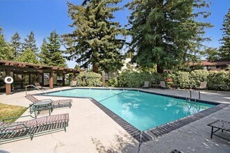 999 W Evelyn Ave in Sunnyvale, CA - Building Photo - Building Photo