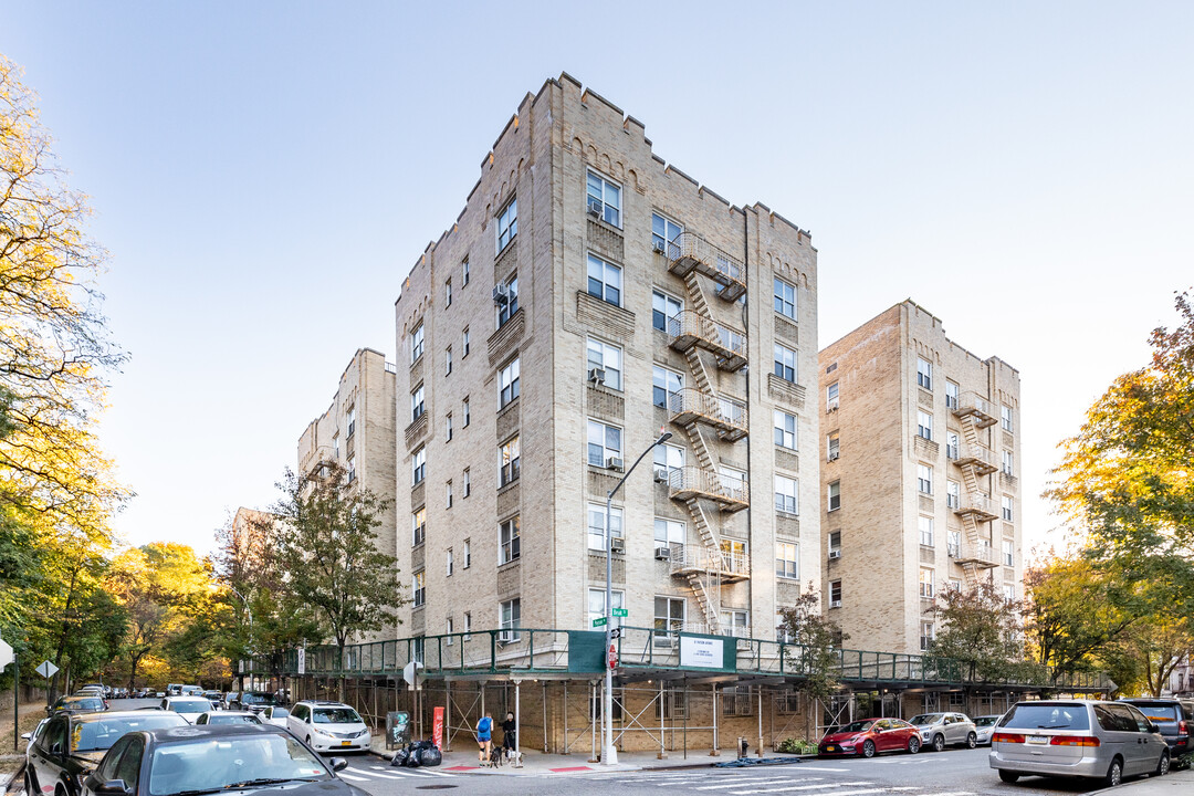 91 Payson Ave in New York, NY - Building Photo