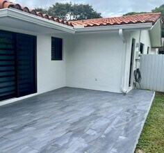 6005 NW 39th St in Virginia Gardens, FL - Building Photo - Building Photo