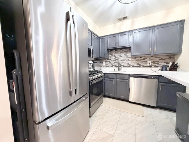 226 Waterford Dr in Edison, NJ - Building Photo - Building Photo