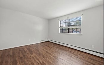 100 Sycamore Ln, Unit #B in Manchester, CT - Foto de edificio - Building Photo