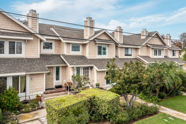 2243 Pacific Ave in Costa Mesa, CA - Foto de edificio - Building Photo