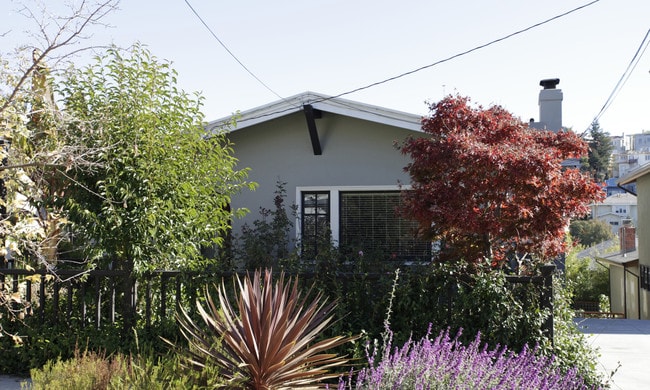 552 Valle Vista Ave in Oakland, CA - Building Photo - Building Photo