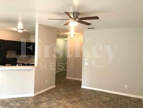 4743 Luther Ave in North Port, FL - Foto de edificio - Building Photo