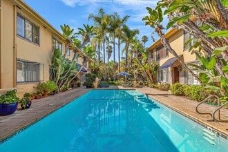 1615 N Laurel Ave, Unit 204 in Los Angeles, CA - Foto de edificio - Building Photo