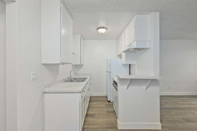 Kendall Brook Apartments in San Bernardino, CA - Building Photo - Building Photo