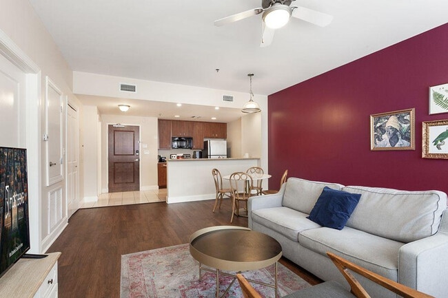 925 Common St in New Orleans, LA - Building Photo - Building Photo