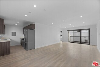 725 N Alfred St in Los Angeles, CA - Building Photo - Building Photo