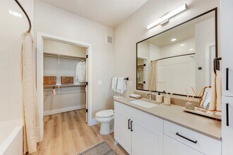 2908 E Howard Ln in Manor, TX - Building Photo - Building Photo