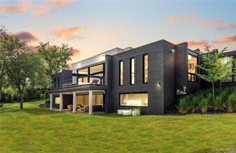 3467 Sutton Pl in Bloomfield Hills, MI - Foto de edificio - Building Photo