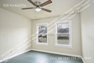 928 Poinsettia St in San Antonio, TX - Building Photo - Building Photo