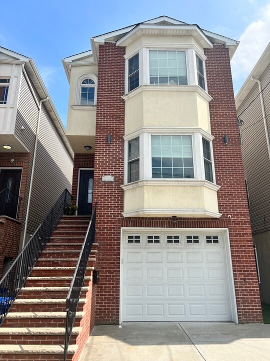 211 Cleveland Ave, Unit 2 in Harrison, NJ - Building Photo