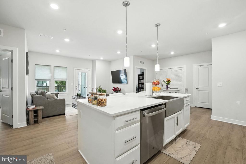 12865 Mosaic Pk Wy in Herndon, VA - Building Photo