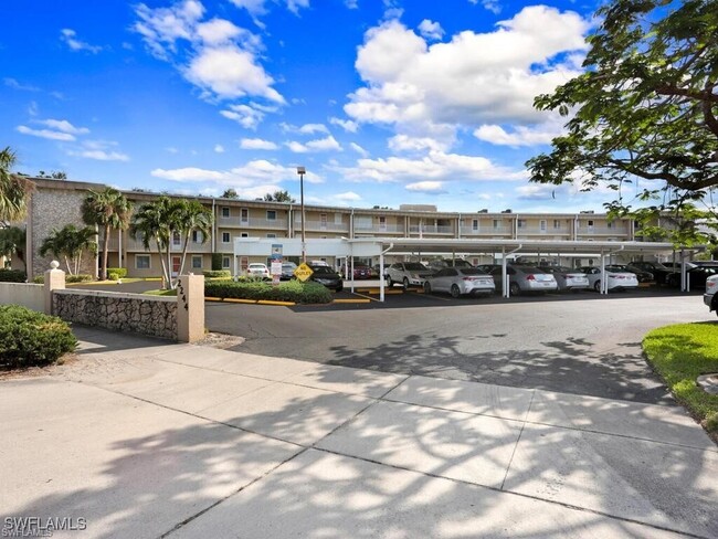 2244 Winkler Ave in Ft. Myers, FL - Foto de edificio - Building Photo