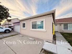 1720 Cherokee Dr in Salinas, CA - Building Photo