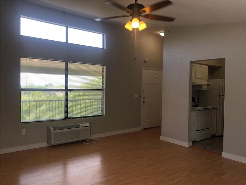 701 W Sycamore St, Unit 305 in Denton, TX - Building Photo