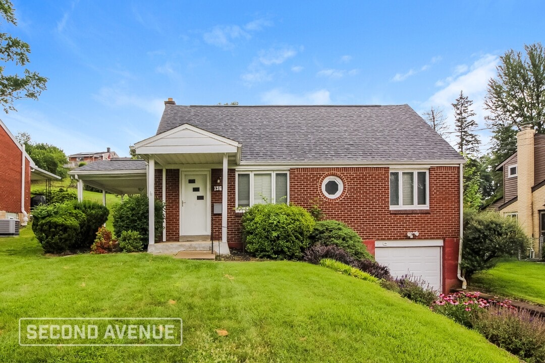 136 College Park Dr in Monroeville, PA - Building Photo