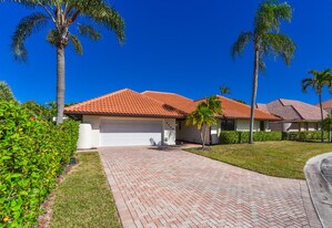 1469 Vía Privada in Jupiter, FL - Building Photo