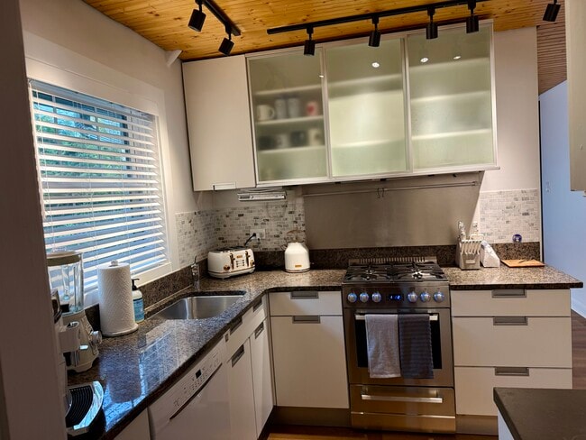 property at 521 N Oak St