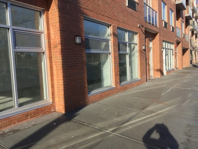 136-21 Latimer Pl in Flushing, NY - Foto de edificio - Building Photo