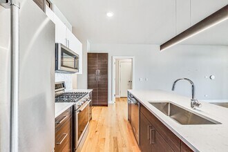 1641 W Grand Ave, Unit 304 in Chicago, IL - Foto de edificio - Building Photo