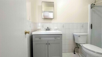 64 Pine Hollow Rd in Oyster Bay, NY - Building Photo - Building Photo