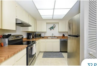 2495 Twin Dr, Unit #36 in Sarasota, FL - Building Photo - Building Photo