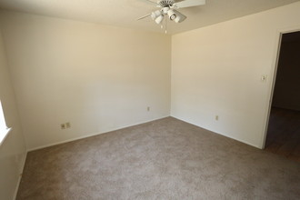 Camelot Apartments and Townhomes in Pine Bluff, AR - Building Photo - Interior Photo