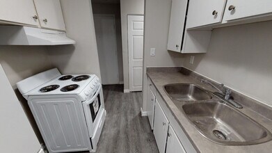 Prima Villa in Windsor, ON - Building Photo - Building Photo