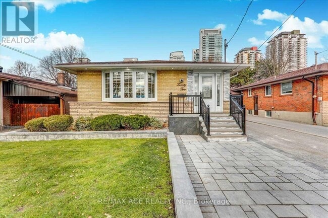 22 Aspendale Dr in Toronto, ON - Building Photo - Building Photo