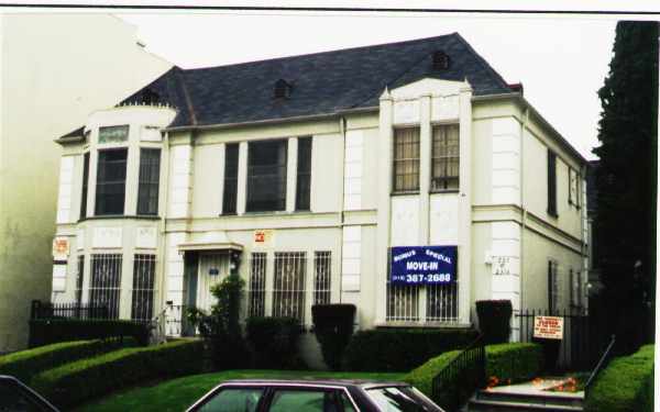 227 S Kenmore Ave in Los Angeles, CA - Foto de edificio - Building Photo