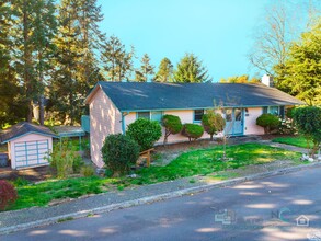 242 Hemlock St in Seaside, OR - Building Photo - Building Photo