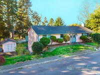 242 Hemlock St in Seaside, OR - Foto de edificio - Building Photo