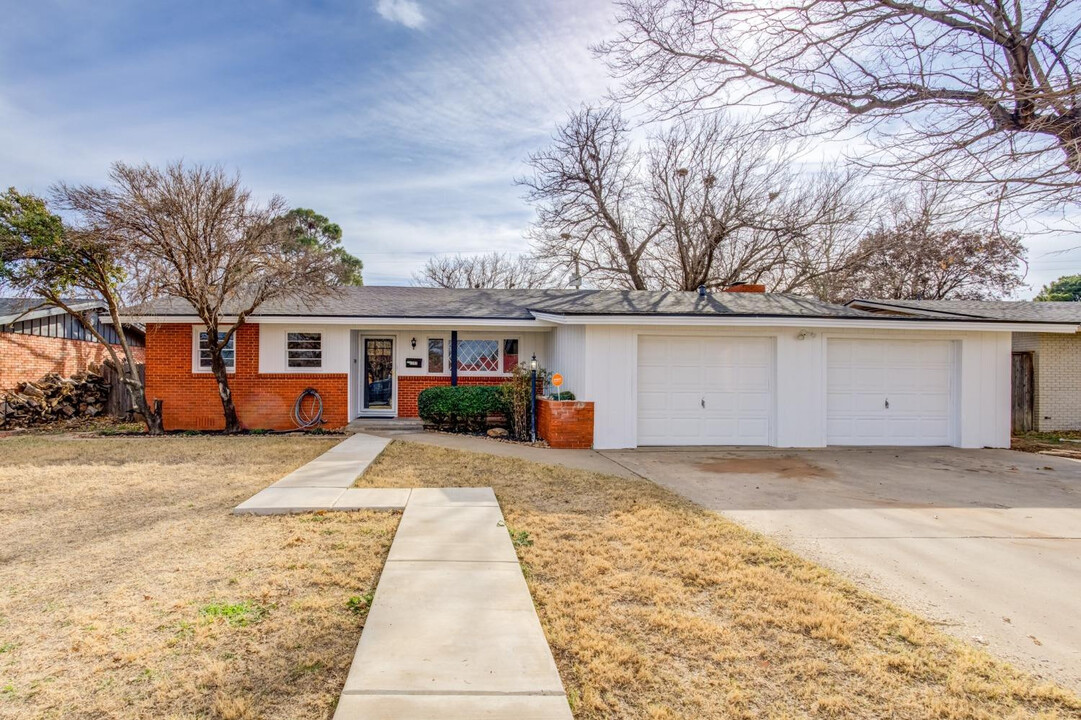 5207 16th St in Lubbock, TX - Building Photo