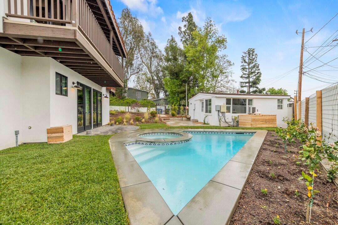 1221 S Chavez St in Burbank, CA - Building Photo