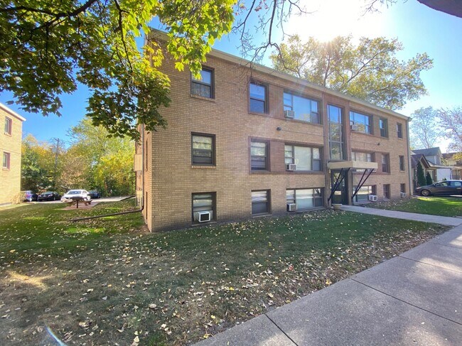 West 7th Apartments in St. Paul, MN - Foto de edificio - Building Photo