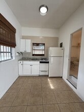 242 NE 127th St in North Miami, FL - Foto de edificio - Building Photo