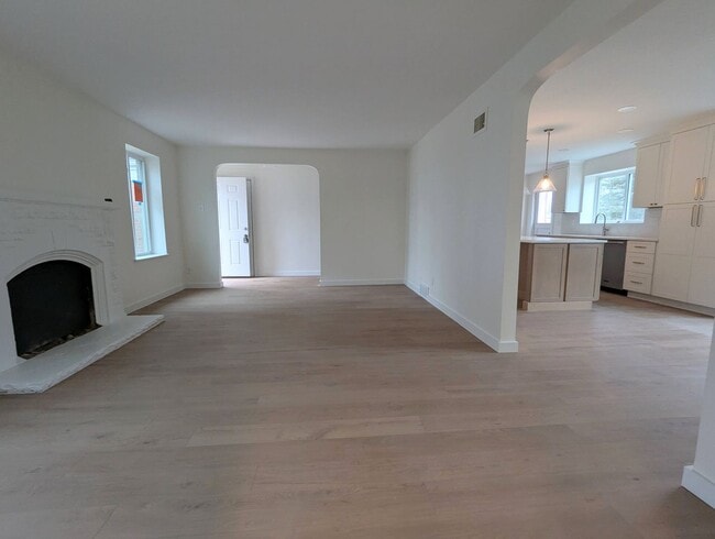 1323 Cheshire Ln in Webster Groves, MO - Foto de edificio - Building Photo