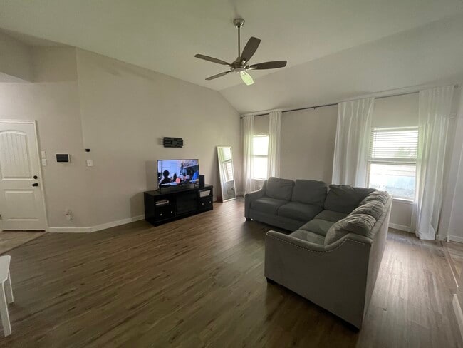 1330 Plaza Lake Dr in San Antonio, TX - Building Photo - Building Photo