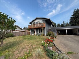 1421 Bradley St, Unit B in Bremerton, WA - Building Photo