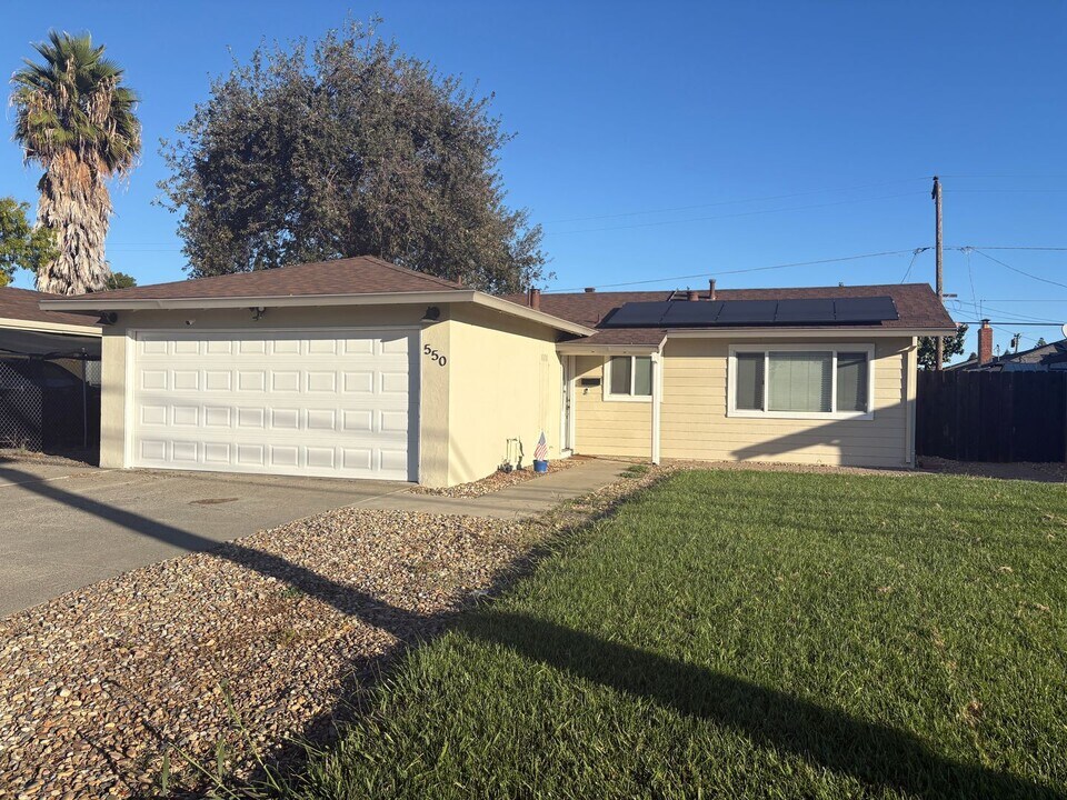 550 W H St in Dixon, CA - Building Photo