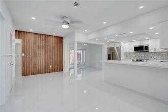 10720 SW 77th Ave in Miami, FL - Building Photo - Building Photo