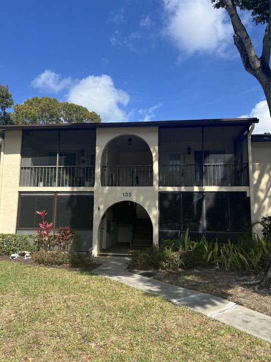 135 Lake Pine Cir in Greenacres, FL - Building Photo