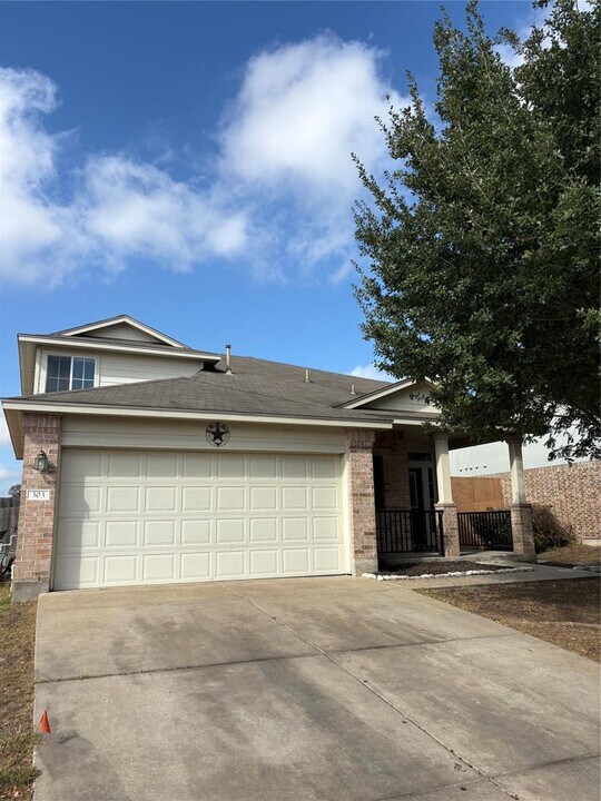 303 Grutsch Dr in Bastrop, TX - Building Photo