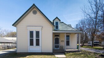 617 Holcomb St in Springdale, AR - Building Photo