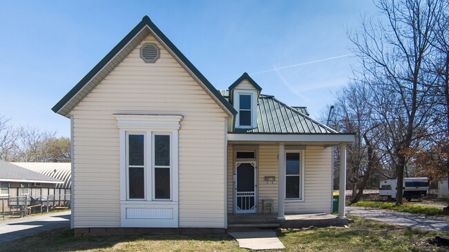 property at 617 Holcomb St