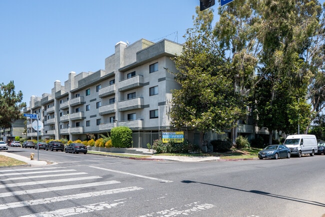 Regency Apartments in Van Nuys, CA - Building Photo - Building Photo