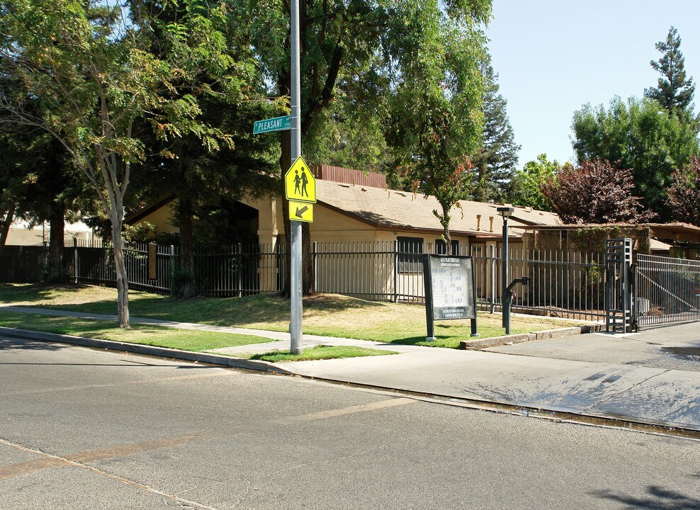 Garland Gardens in Fresno, CA - Foto de edificio