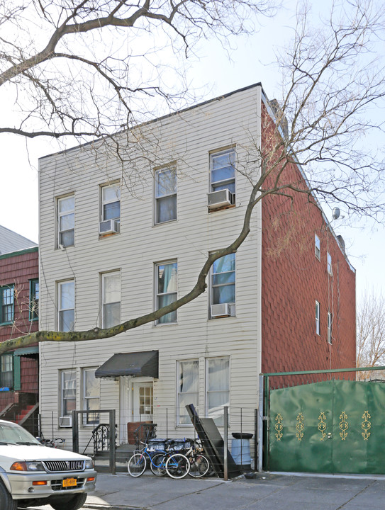 106 Huron St in Brooklyn, NY - Building Photo