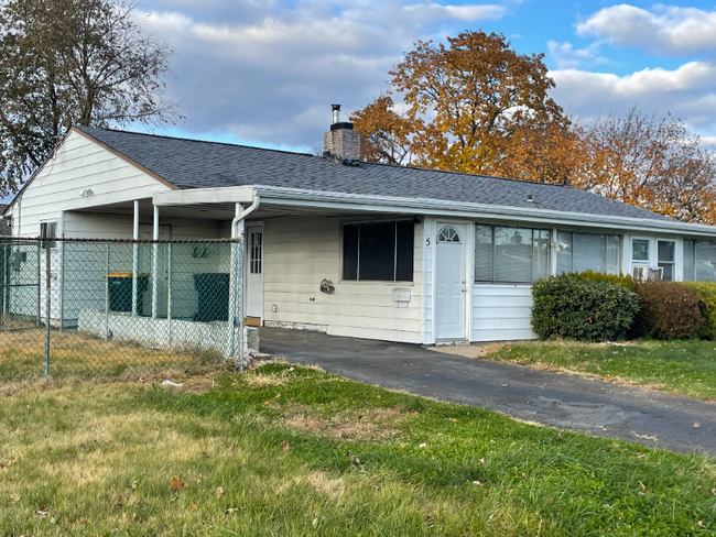 5 Serpentine Ln in Levittown, PA - Building Photo - Building Photo